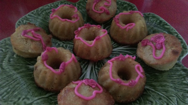 rhubarb_marzipan_cupcakes_iced