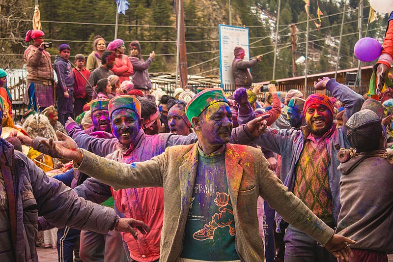 800px-Himachali_people_covered_in_holi_colours,_dancing._01